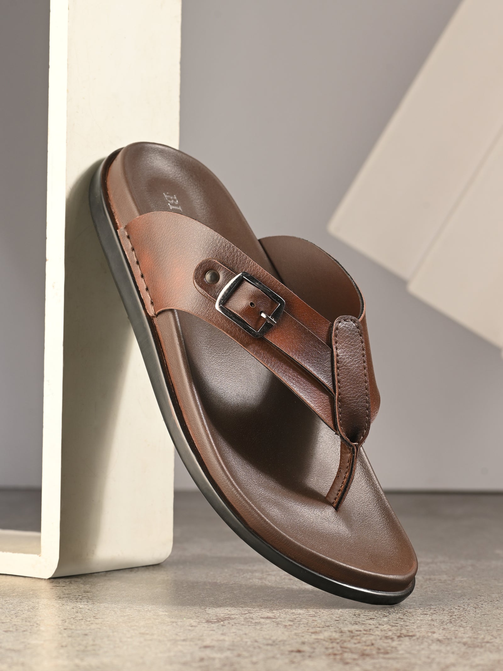 Men brown v-shape slipper with buckle look (L7)